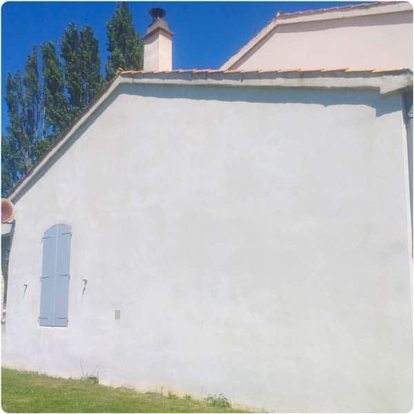 klein-renovation-couvreur-saint-martin-de-fraigneau-Vendée-Démoussage-de-mur
